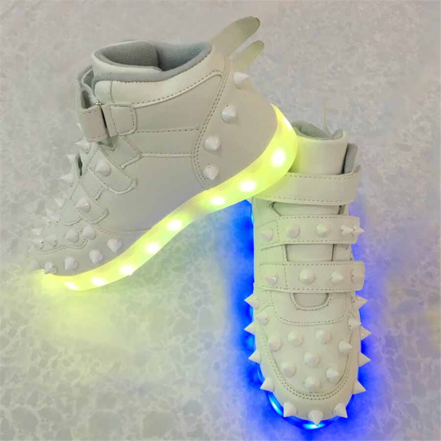 Svetiashiesya_krossovki (24)