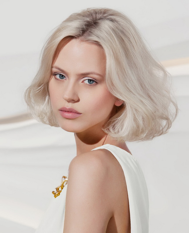 Coloration à la mode dans les tons blonds