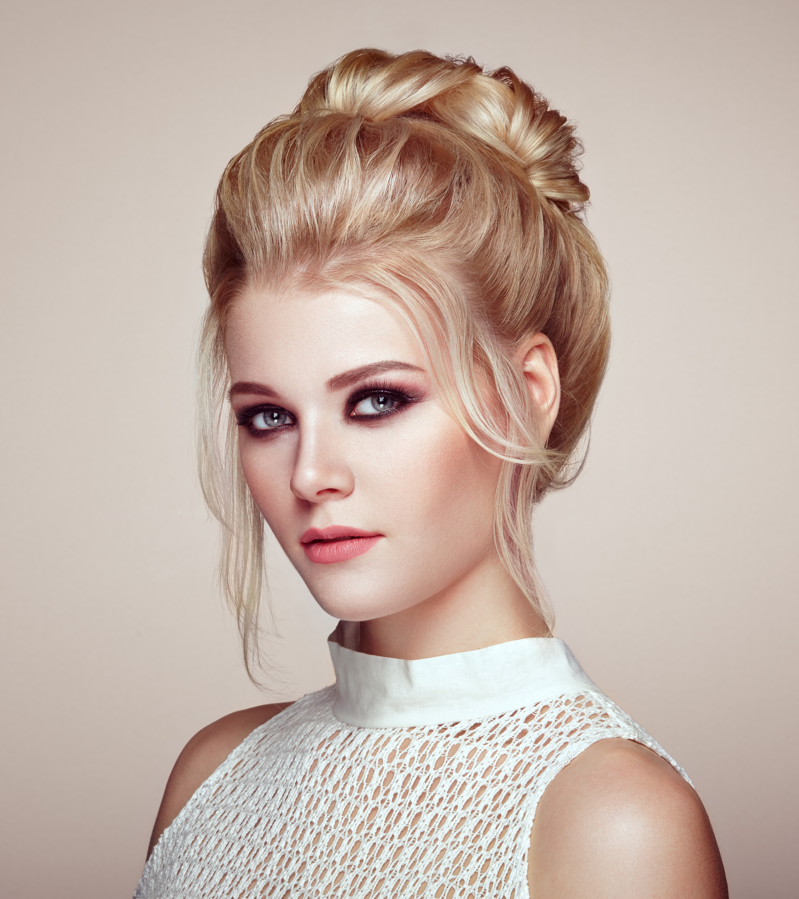 Szőke lány elegáns és fényes frizurával. Gyönyörű modell Wo